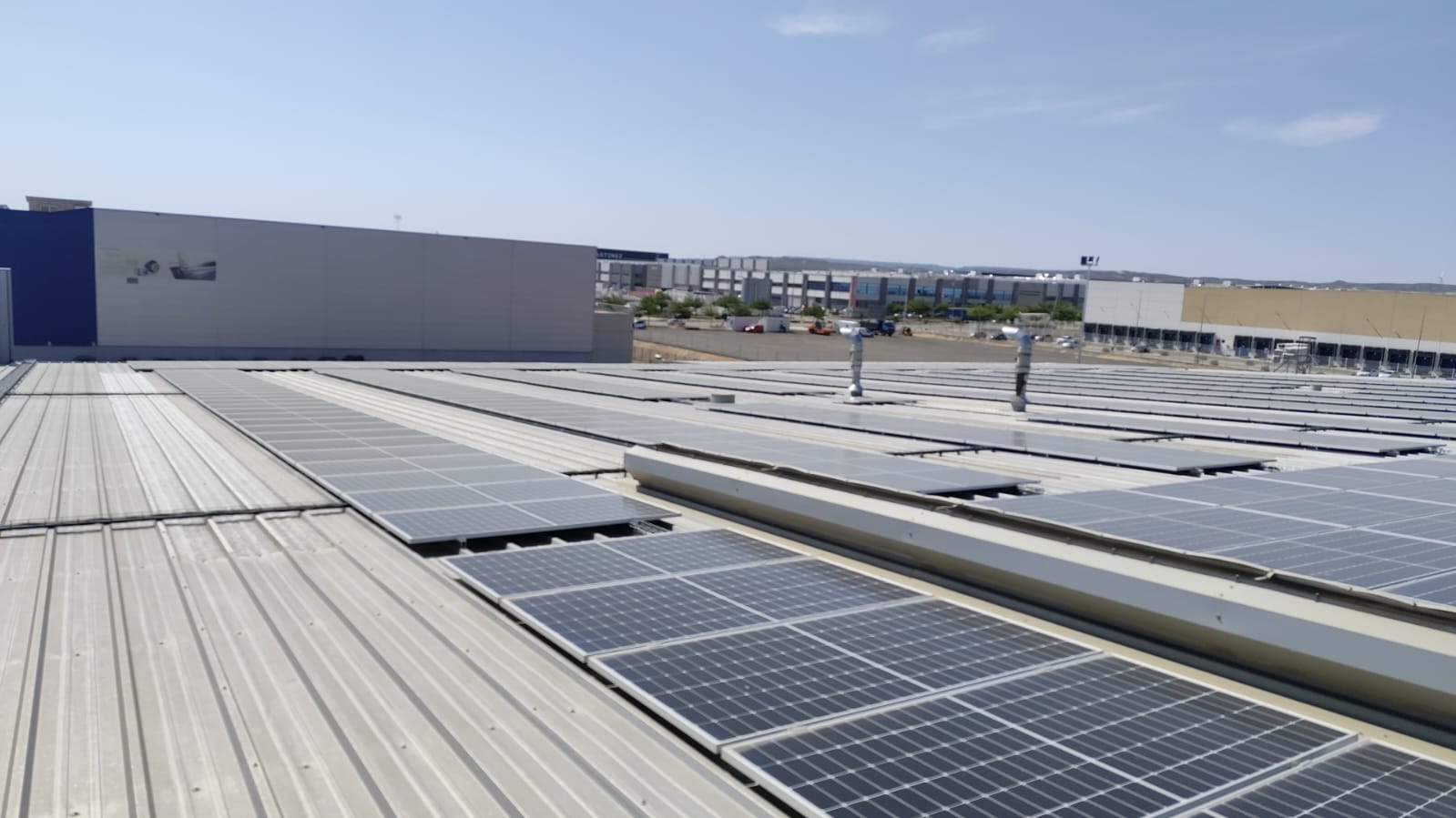 El objetivo de esta instalación, que se acoge al programa de incentivos ligados al autoconsumo y almacenamiento del Plan de Recuperación, Transformación y Resiliencia, es reducir la emisión de CO2 que pudiera verterse a la atmósfera por las actividades de la compañía.