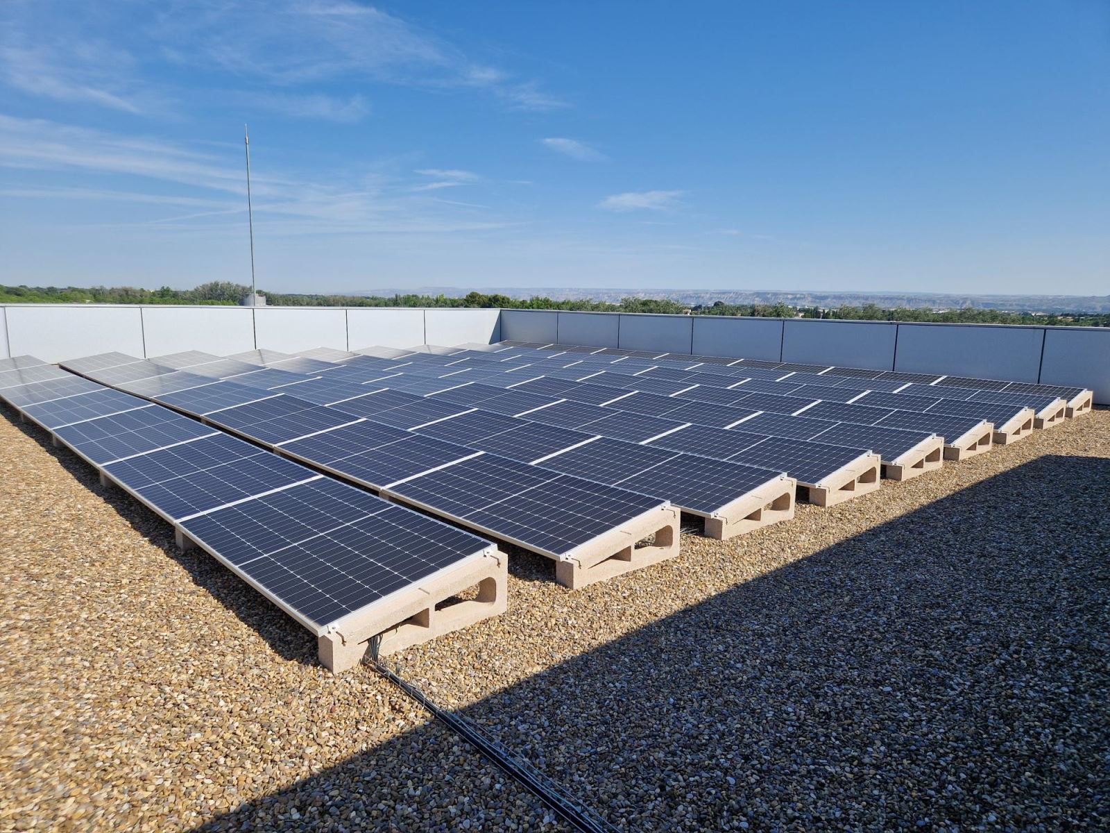 El objetivo principal de esta actuación es reducir las emisiones de CO₂ derivadas de la actividad industrial de la compañía y avanzar hacia un modelo energético más sostenible y responsable.