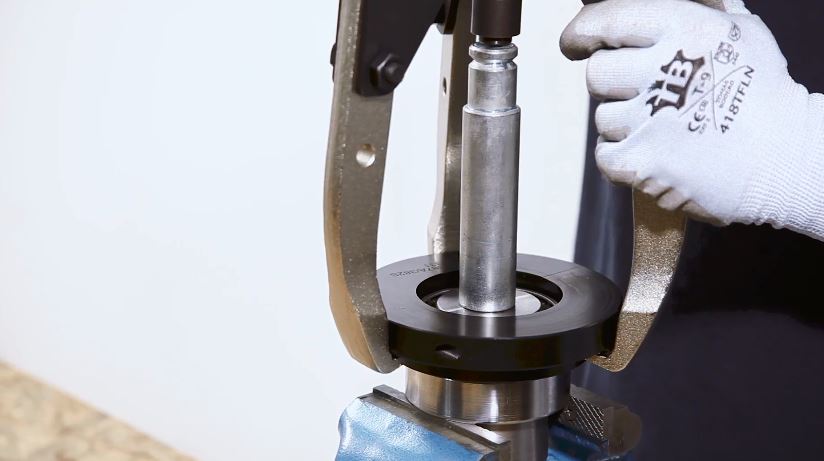Tutorial video: tapered roller bearing extractor